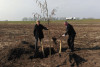 Martin Groffen plant eerste boom van Elzenbroekbos