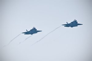 Twee F-35’s razen over grijze vliegbasis Woensdrecht