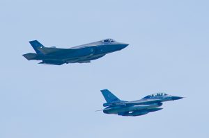 F-35 en F-16 maken vlucht boven Woensdrecht (video)