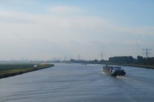 Regiokiek: Een druk bevaren Schelde Rijn kanaal