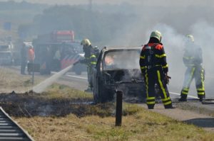 Fikse autobrand op snelweg A58 (video)
