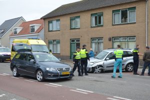 Twee auto’s zwaar beschadigd en één bestuurder gewond bij aanrijding in Halsteren