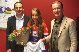 Nederlands kampioen triatlon Kirsten Nuyes in de bloemen