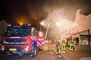 Brandweer pakt groots uit bij brand(oefening) Raadhuisstraat (video)