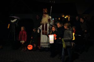 Sinterklaas en Zwarte Pieten lopen mee in lampionnenoptocht (Video)