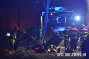 Auto in sloot langs de Langeweg in Woensdrecht (video)