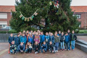 Kinderen van De Poorte versieren de kerstboom in Woensdrecht