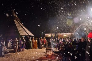 Herdertjestocht eindigt met sneeuwbui bij kerststal (video)