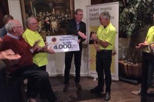 Stichting Wensambulance Brabant ontvangt een cheque van €. 4.000,=