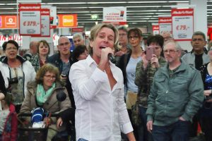 Brabantse zanger René Schuurmans treedt op in Bergen op Zoom