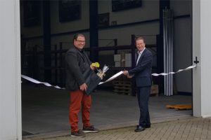 Nieuwe vestiging JVK Ambachtelijke Dakbedekkingen geopend door wethouder Hans de Waal